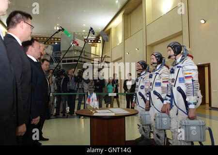 Expédition de la Station spatiale internationale L'astronaute américain de l'équipe de sauvegarde 49-50 Mark Vande Hei, à gauche, et des cosmonautes Alexander Misurkin, centre, et Nikolaï Tikhonov rapport aux fonctionnaires au cours de la qualification finale des examens au centre d'entraînement des cosmonautes Gagarine le 30 août 2016 à la Cité des étoiles, en Russie. Banque D'Images