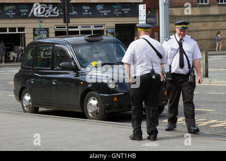 Black Cab étant donné avis de sanction par les gardes de la circulation pour une infraction de stationnement plus près de Williamson Square, Liverpool, Merseyside, UKK Banque D'Images