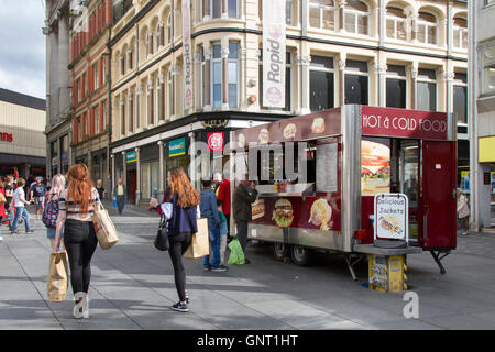 Remorque de restauration d'aliments chauds et froids de la salle à manger du coin du bord de la route dans Greater Williamson Square, Liverpool, Merseyside, Royaume-Uni Banque D'Images