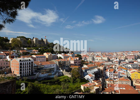 Lisbonne, Portugal, vue de Miradouro da Graça par le quartier de Mouraria Banque D'Images