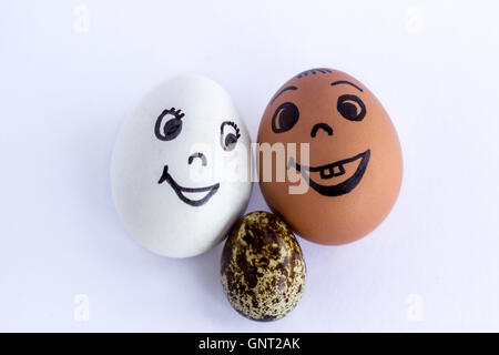 Oeufs Droles Imitant Une Famille Mixte Avec Versicolored Heureux Bebe Sur Fond Blanc Photo Stock Alamy