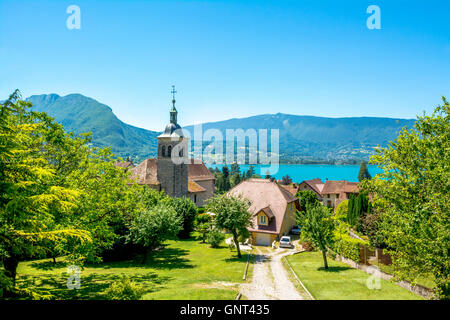 Vue sur village, église de Talloires Lac d'Annecy et du Massif des Bauges, Savoie, France, Europe Banque D'Images