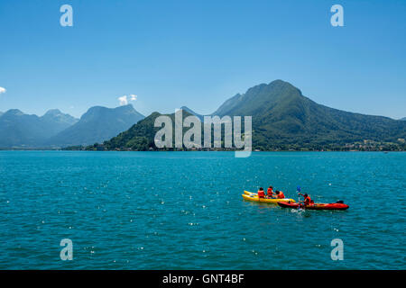 Lac d'Annecy à Talloires, Massif des Bauges, Savoie, France, Europe Banque D'Images