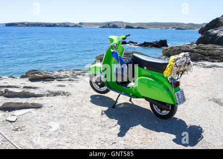 Scooter vert stationné sur la côte Banque D'Images