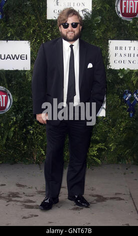 12 juin 2016 - Haley Joel Osment participant à l'un pour les garçons Fashion Ball 2016 au Victoria & Albert Museum à Londres, au Royaume-Uni. Banque D'Images