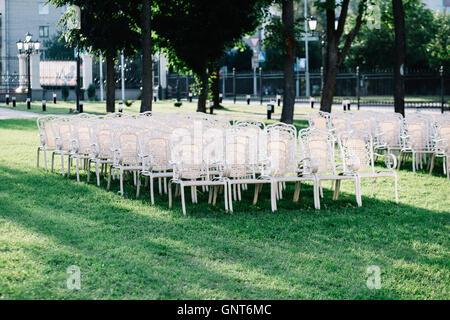 Chaises vides sur la pelouse Banque D'Images