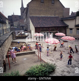 Erfurt, DDR, enfants jouant dans la cour de la garderie Banque D'Images