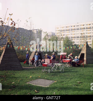 Berlin, RDA, un jardin d'enfants jouant dans une aire de jeux Banque D'Images