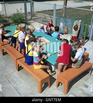 Berlin, RDA, les enfants jouant dans le jardin d'enfants avec des blocs de construction Banque D'Images