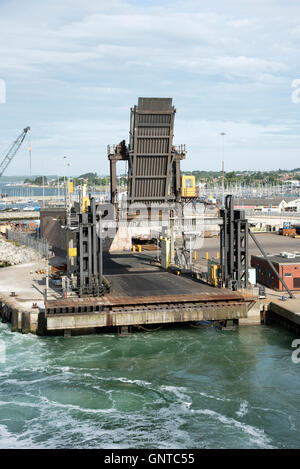 Le port de Poole Dorset UK - La linkspan d' et rampe pour cross channel ferries pour charger et décharger des véhicules Banque D'Images