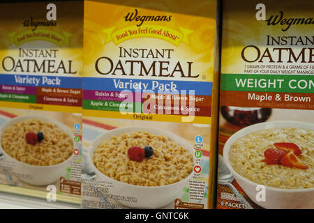 Paquets d'avoine instantanés, Wegmans Épicerie, Westwood, Massachusetts, USA Banque D'Images