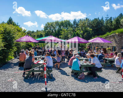 Les groupes familiaux se pressant dans le Seigneur populaire café Pierres sur Bank Holiday Monday 2016 dans le parc national des North Yorkshire Moors Banque D'Images