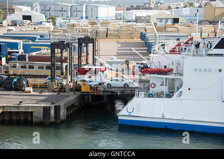 Le port de Poole Dorset UK - Août 2016 - voitures sur une linkspan chargement sur un ferry transmanche Banque D'Images