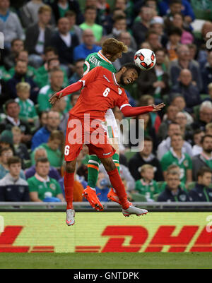 La République d'Irlande et de l'Oman Stephen Quinn Raed Ibrahim Saleh bataille pour la balle durant le match amical à l'Aviva Stadium de Dublin. Banque D'Images