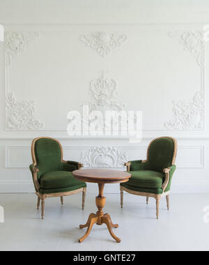Portrait de vintage vanity set de table avec tabouret sur wall design bas-relief moulures en stuc éléments roccoco Banque D'Images