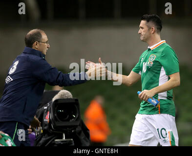 République d'Irlande Manager Martin O'Neil et République d'Irlande est Robbie Keane se serrer la main comme Keane est enlevé pendant le Salon International de l'environnement à l'Aviva Stadium de Dublin. Banque D'Images