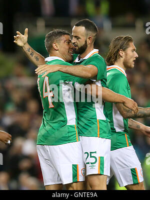 République d'Irlande est Jon Walters fête marquant ses côtés quatrième but du match avec la République d'Irlande au cours de l'International Marc Wilson Friendly à l'Aviva Stadium de Dublin. ASSOCIATION DE PRESSE Photo. Photo date : mercredi 31 août 2016. Voir l'ACTIVITÉ DE SOCCER Histoire République. Crédit photo doit se lire : Brian Lawless/PA Wire. RESTRICTIONS : usage éditorial uniquement, pas d'utilisation commerciale sans autorisation préalable, veuillez contacter PA Images pour plus de renseignements : Tél :  +44 (0) 115 8447447. Banque D'Images