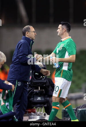 République d'Irlande Manager Martin O'Neil et République d'Irlande est Robbie Keane se serrer la main comme Keane est enlevé pendant le Salon International de l'environnement à l'Aviva Stadium de Dublin. Banque D'Images