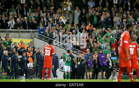 La République d'Irlande Robbie Keane embrasse République d'Irlande's Manager Martin O'Neil comme il suit pendant le match amical à l'Aviva Stadium de Dublin. ASSOCIATION DE PRESSE Photo. Photo date : mercredi 31 août 2016. Voir l'ACTIVITÉ DE SOCCER Histoire République. Crédit photo doit se lire : Brian Lawless/PA Wire. RESTRICTIONS : usage éditorial uniquement, pas d'utilisation commerciale sans autorisation préalable, veuillez contacter PA Images pour plus de renseignements : Tél :  +44 (0) 115 8447447. Banque D'Images