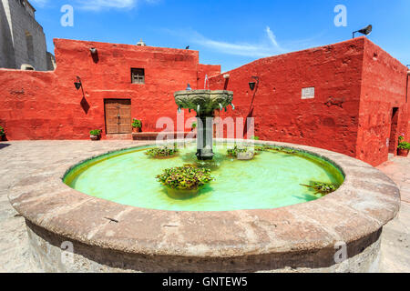 Une cour avec fontaine colorée, Couvent Santa Catalina à Arequipa, Pérou, d'une journée ensoleillée avec ciel bleu Banque D'Images