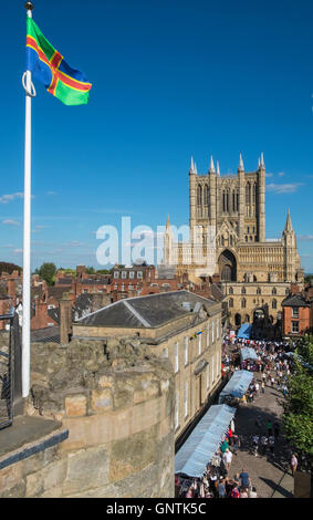 Ville historique de Lincoln, au Royaume-Uni, avec la Cathédrale de Lincoln dans l'arrière-plan, et le comté du Lincolnshire drapeau dans l'avant-plan. Banque D'Images