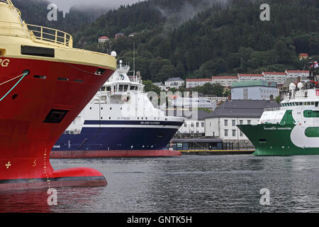 Les navires de support off-shore amarrés dans le port, Bergen, Norvège Banque D'Images