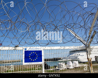 Des barrières de sécurité, des barbelés et des barbelés à Dieppe, port, quai de la Marne, Dieppe, France à l'égard de la Manche Banque D'Images