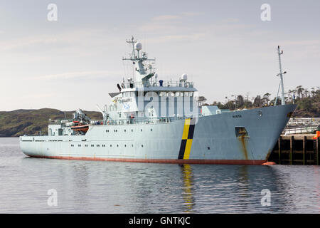 Le navire de patrouille des pêches Hirta, au départ du port de Stornoway, Isle Of Lewis, Western Isles, Hébrides extérieures, en Écosse, Royaume-Uni Banque D'Images