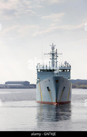 Le navire de patrouille des pêches Hirta, au départ du port de Stornoway, Isle Of Lewis, Western Isles, Hébrides extérieures, en Écosse, Royaume-Uni Banque D'Images