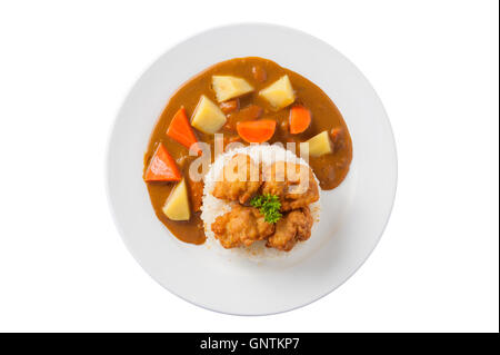 Vue de dessus de la cuisine japonaise riz au poulet frit et sauce au curry avec des pommes de terre et les carottes dans un plat en céramique isolé sur Banque D'Images