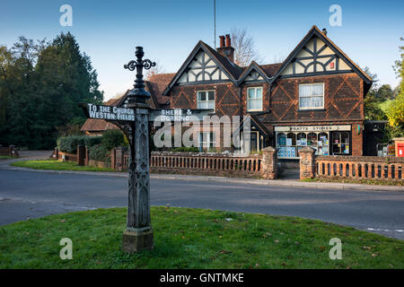 Un panneau en bois dans le village de Albury, Surrey, UK Banque D'Images