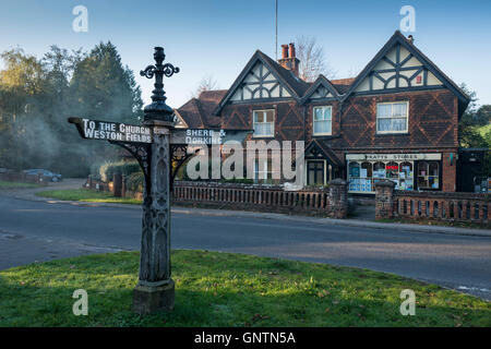 Un panneau en bois dans le village de Albury, Surrey, UK Banque D'Images