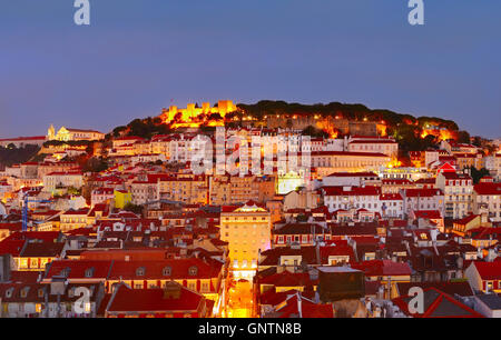 Des toits de la vieille ville de Lisbonne avec un château au sommet d'une colline. Portugal Banque D'Images