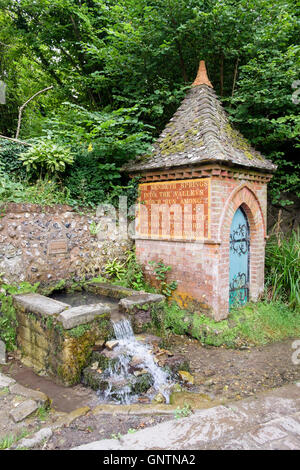 Le ressort et la pompe Chambre avec inscription religieuse en pays village dans le parc national des South Downs. Fulking Sussex England UK Banque D'Images