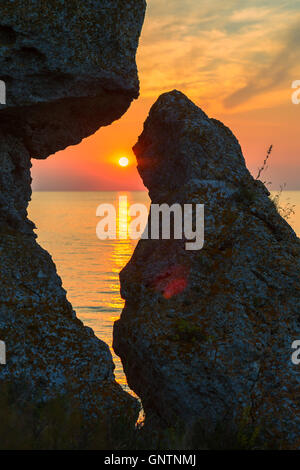 Coucher de soleil sur la mer d'Azov généraux sur plage. Karalar parc paysage régional en Crimée. Banque D'Images