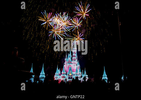 Au-dessus d'artifice Cinderellas château dans le Magic Kingdom Banque D'Images