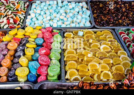 Divers bonbons dans le marché d'offrir aux clients. Banque D'Images