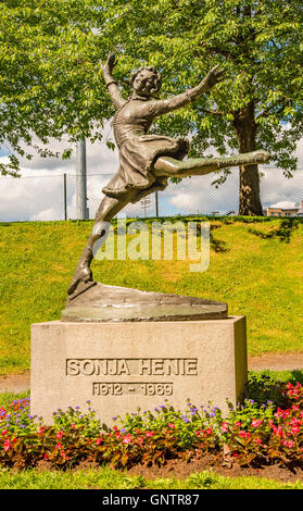 Statue de bronze de la célèbre patinoire olympique norvégien et médaille d Winnerr Sonja Henie, Vigeland Park, Oslo, Norvège Banque D'Images