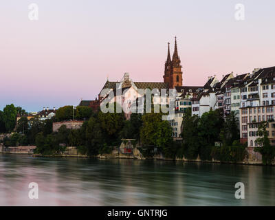 Cathédrale de Bâle (Basler Muster) au coucher du soleil, juste au-dessus de la rivière du Rhin en Suisse Banque D'Images