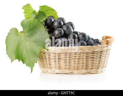 Les raisins violets dans panier isolé sur le fond blanc. Banque D'Images