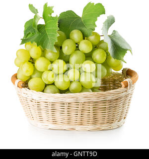 Raisins verts dans panier isolé sur le fond blanc. Banque D'Images