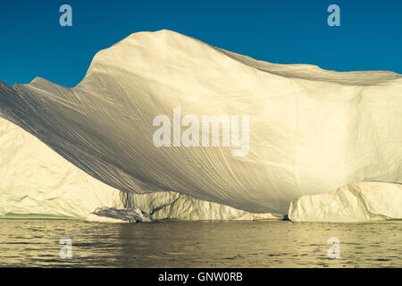 Les icebergs échoués à l'embouchure de la près de Fjord glacé d'Ilulissat, Groenland. Banque D'Images