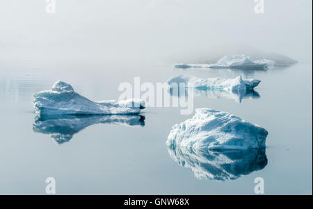 Les icebergs échoués à l'embouchure de la près de Fjord glacé d'Ilulissat, Groenland. Banque D'Images