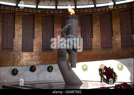 Volgograd, Russie. Vue de la salle de garde d'honneur et de la gloire militaire la flamme éternelle dans l'histoire-mémoire Banque D'Images