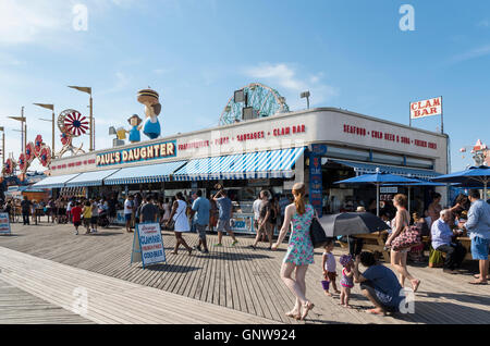 Les gens assis à l'extérieur de la fille de Paul bar et restaurant et bar de myes sur boardwalk Coney Island, Brooklyn, New York, Banque D'Images