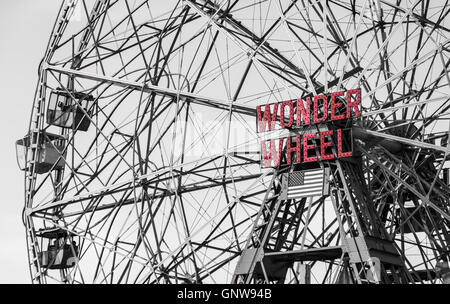 Wonder Wheel roue de Ferris au Luna Park et le parc d'attractions foraines dans Coney Island, New York. Banque D'Images