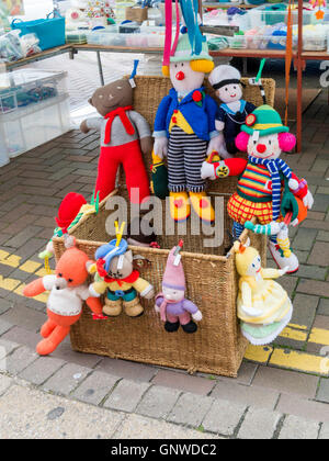 Affichage des étoffes colorées poupées en peluche en vente sur un étal du marché nord Yorkshire Banque D'Images