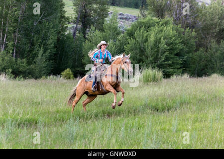 WY00994-00...WYOMING -Jessica Howard à cheval à la CM Ranch près de Dubois. (M.# H18) Banque D'Images