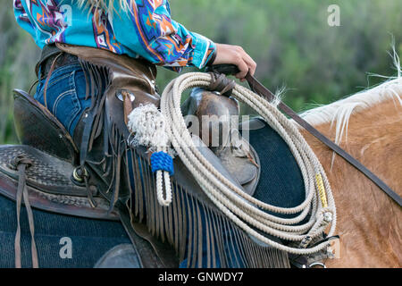 WY00996-00...WYOMING - Détail de Jessica Howard à cheval à la CM Ranch près de Dubois. (M.# H18) Banque D'Images