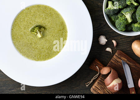 Soupe de brocolis avec des ingrédients Banque D'Images